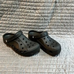 BLACK CROCS MENS SIZE 9 WOMENS SIZE 11